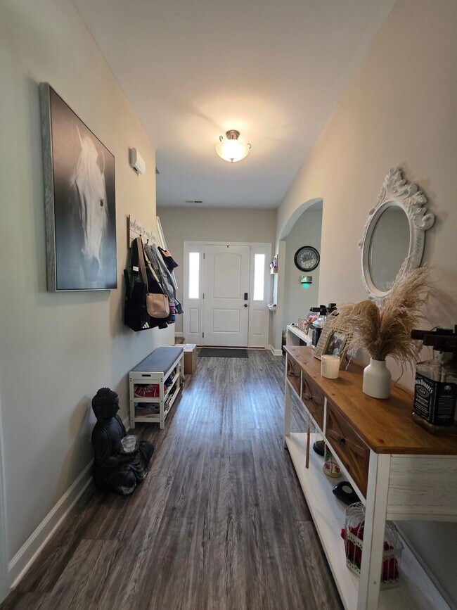 Foto del edificio - Spacious & Stylish Living Near Camp Lejeune with Expansive Fenced Backyard