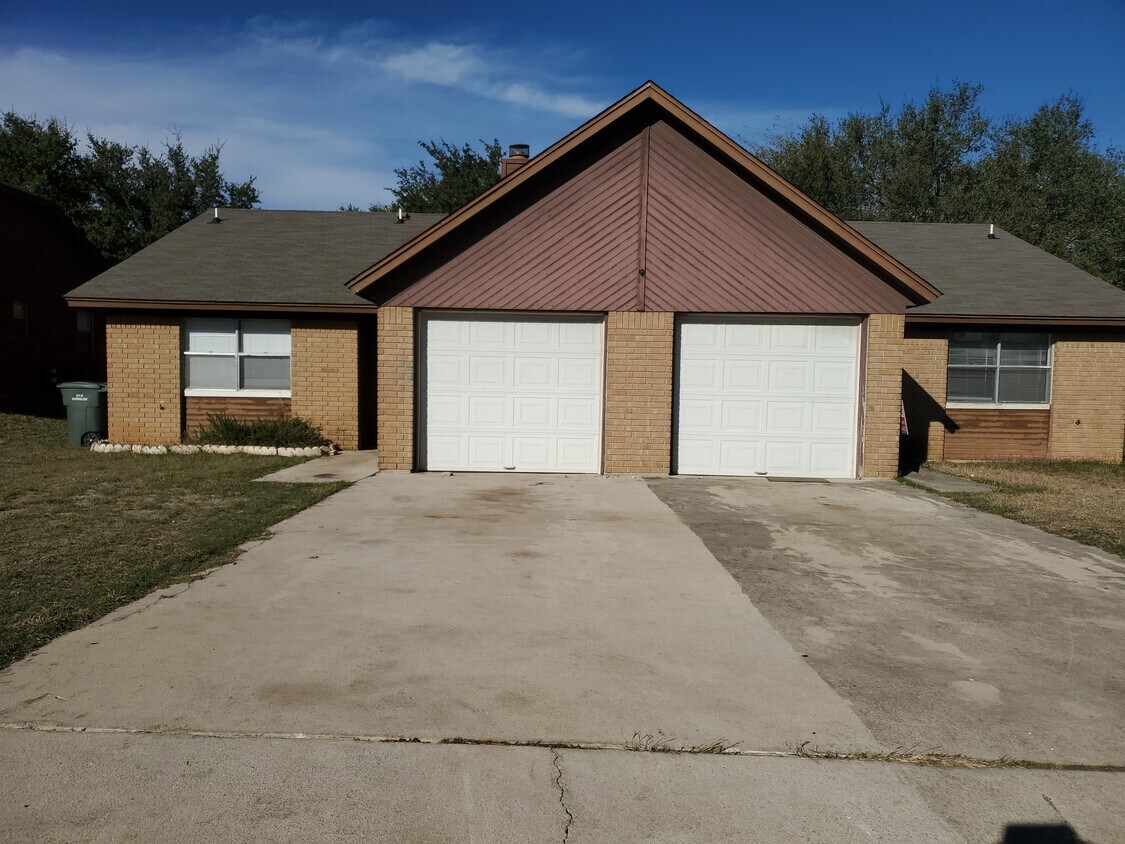 Foto principal - 210 Sorrell Dr