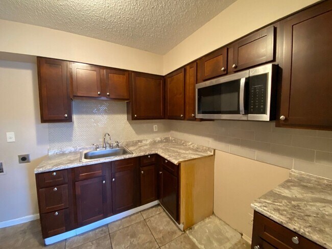 Foto del edificio - 1315/1317 Halcomb Ln.