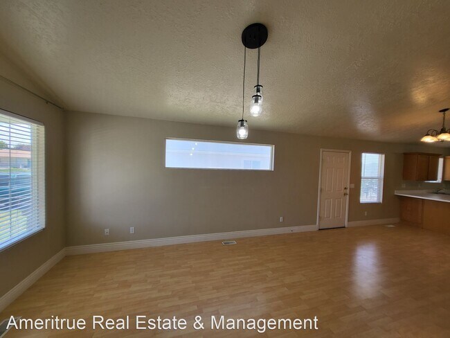 Foto del edificio - 3 br, 2 bath House - 866 W 200 N