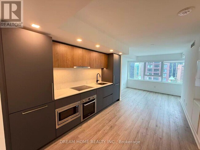 Building Photo - 609 Sherbourne St