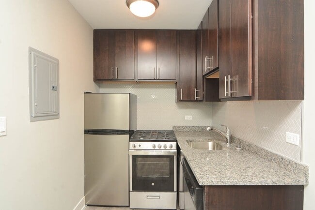 Building Photo - 447 W Surf St