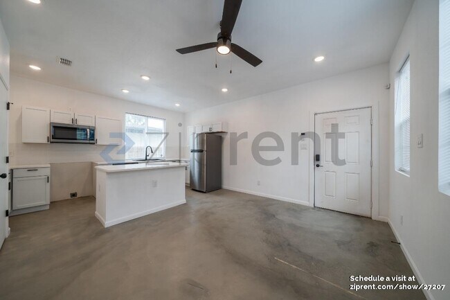 Building Photo - 1005 Essex St