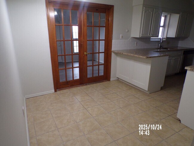 Building Photo - Very Nice home located in the Sullivan Vil...