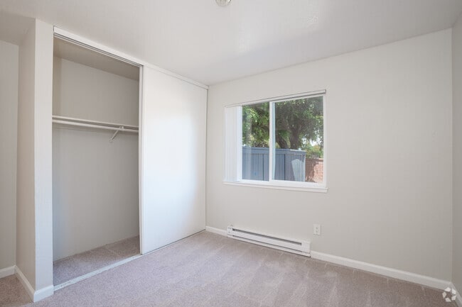 2 habitaciones, 1 baño - 749 pies cuadrados - Shorewell - Dormitorio secundario - Bridge Bay Apartments