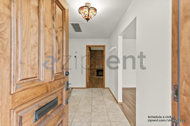 Foto del edificio - 1349 Thunderbird Ave