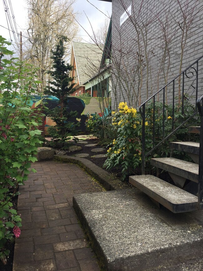 Foto del edificio - Upper corner unit 1 bed on Belmont, granite, hardwoods, off street parking!