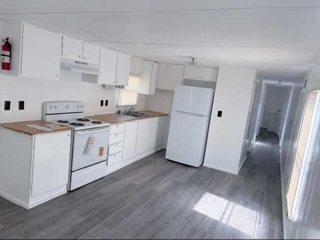 Building Photo - 215 Weeks Rd