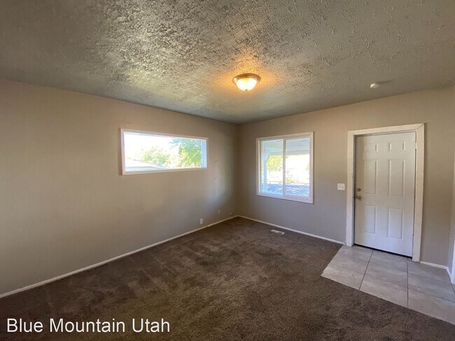 Building Photo - 3 br, 1 bath House - 340 E Vine St