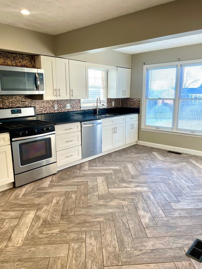 Building Photo - Available 3/30/2026- Charming Cape Cod in Halls