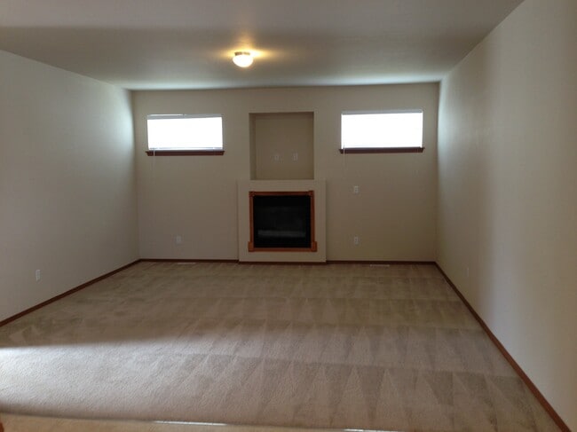 Building Photo - 202 Hawk Ave SW