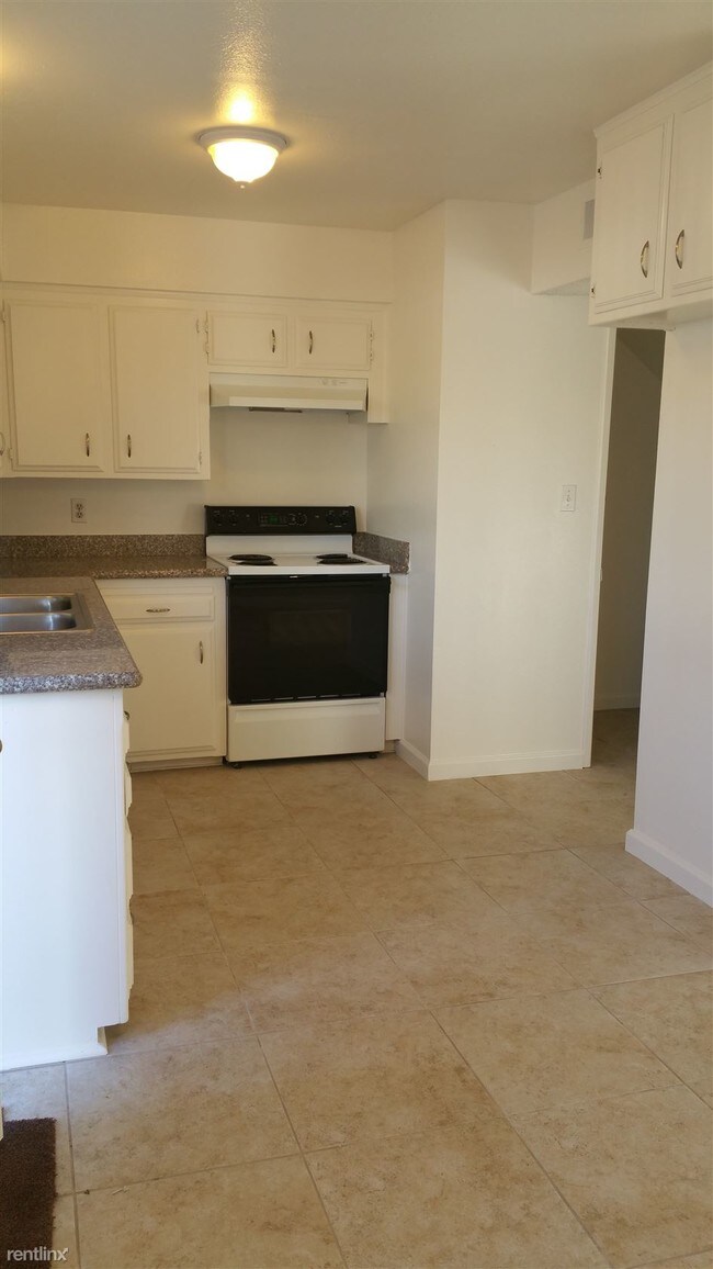 Foto del edificio - 2 br, 1.5 bath Townhome - 6412 Stockdale Hwy