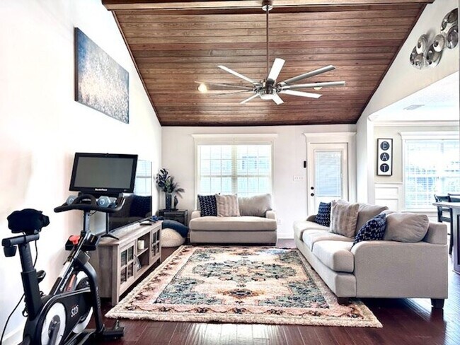 Foto del edificio - Charming 3BR/2BA Home with Vaulted Wood Ceiling, Island Kitchen & Privacy Fence – Nelson Hill Sub...