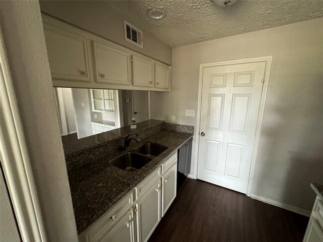 Building Photo - 13611 Ravensway Dr