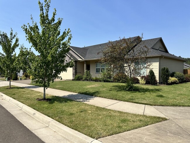 Building Photo - 823 Riley Dr NE