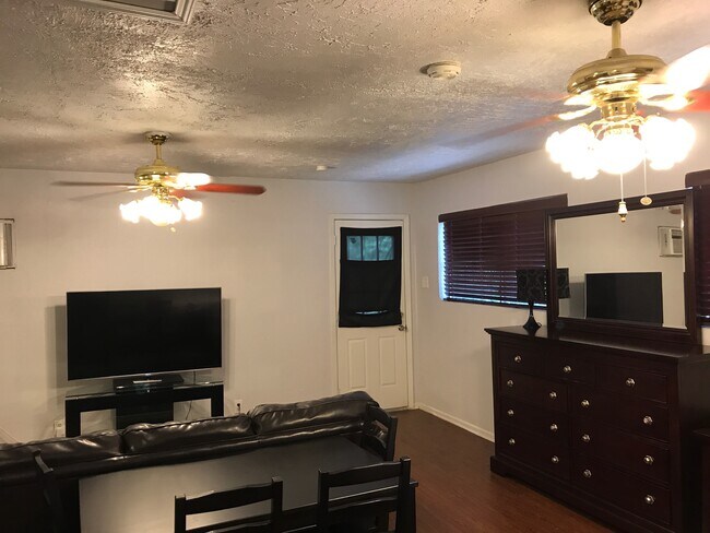 Foto del edificio - 9283 Five Palms Dr