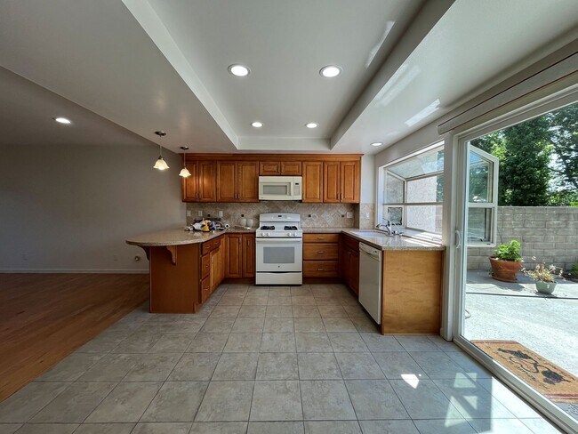 Building Photo - Westlake Village 4+2.5 w/pool, spa, green ...