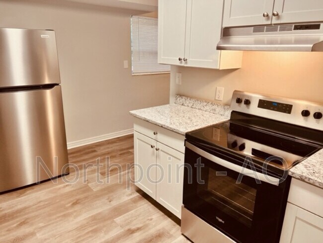 Foto del edificio - 8951 MacArthur Ct S