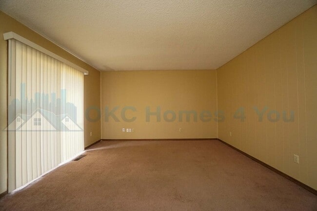 Building Photo - 2 Bed Near NW Expressway & Rockwell