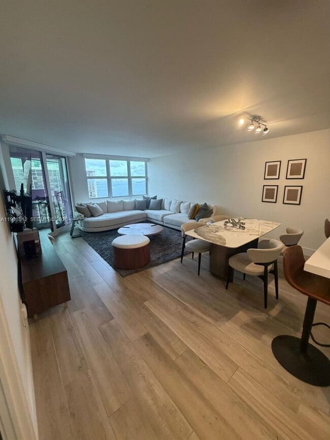 Foto del edificio - 1925 Brickell Ave