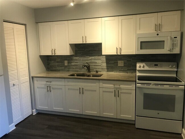 Building Photo - 427 6th Ave NE
