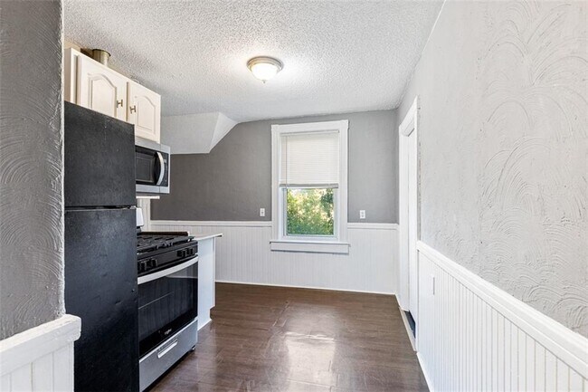 Building Photo - 92 Centre St