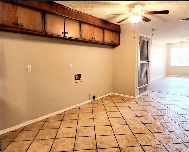 Building Photo - A Charming 2 Bedroom, 1.5 Bath in West Lub...
