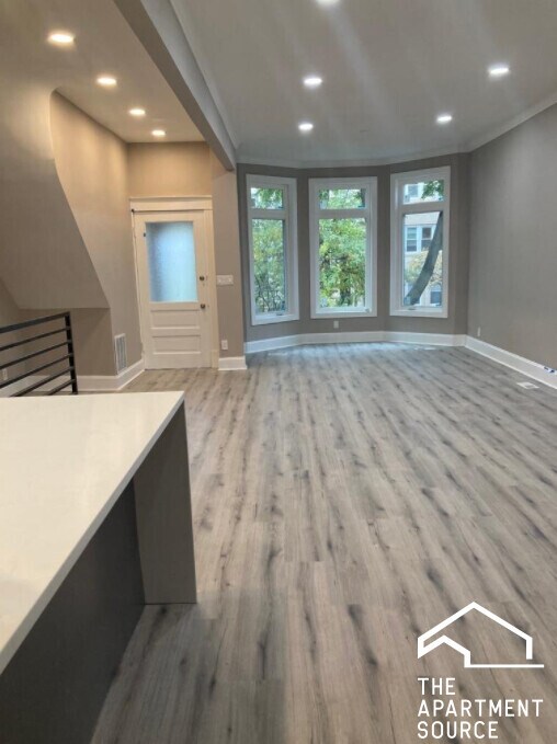 Foto principal - 1323 W Barry Ave