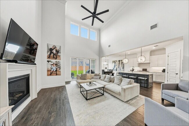 Foto del edificio - Luxury 4-bedroom, 3-bathroom home with an office and media room in Aledo!