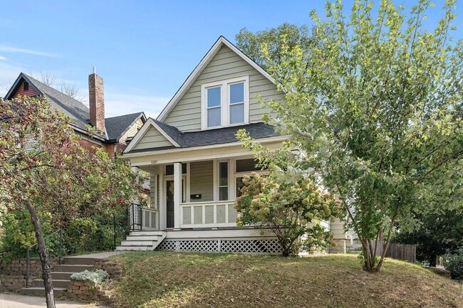 Building Photo - Magnificent, Beautifully UPDATED, 3 Bedroo...