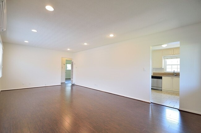 Building Photo - Updated 3 Bed Home w/2 Car Garage