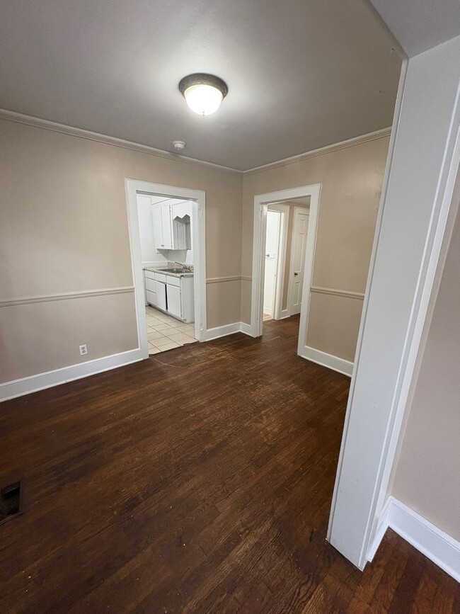 Building Photo - 2 Bedrooms and 1 Bath House