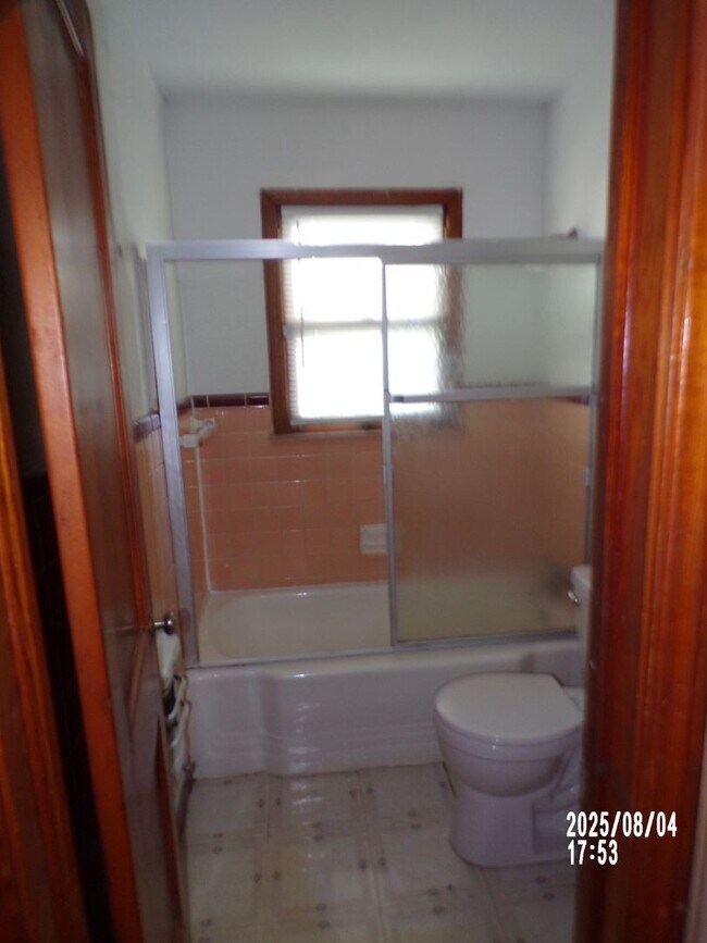 Foto del edificio - centrally located, pets negotiable with owner approval