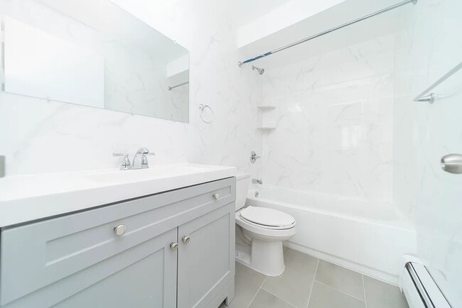 Foto del edificio - Sunny 1-Bed with Private Balcony, Doorman & Garage Parking in the Heart of Flushing