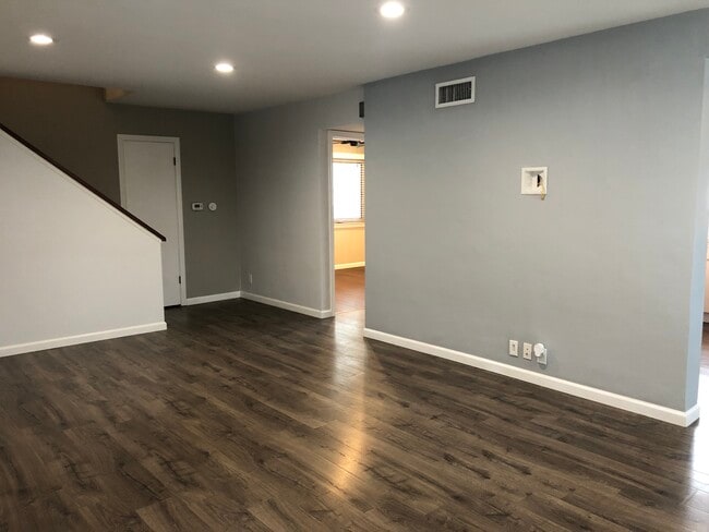 Building Photo - 6509 W 86th Plz