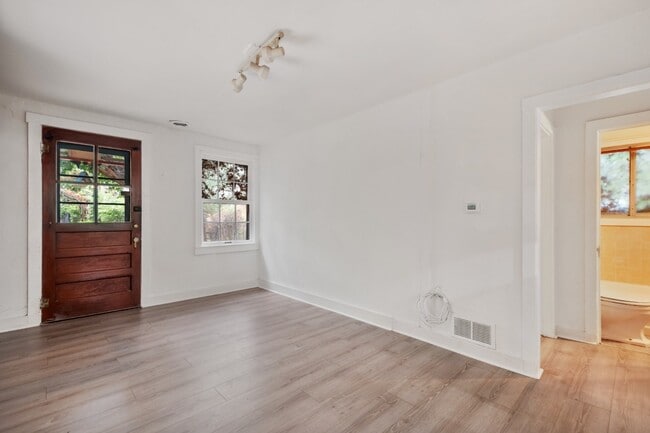 Building Photo - Charming bungalow for rent!