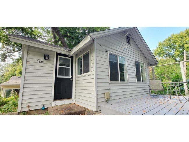Foto del edificio - 2339 Hemlock Ln N