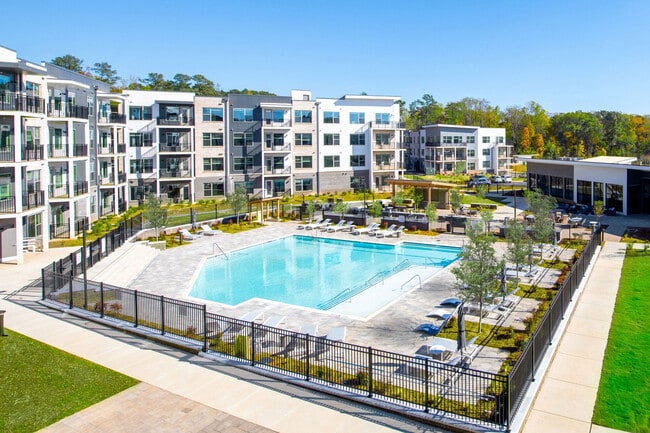 Building Photo - Taryn at 401