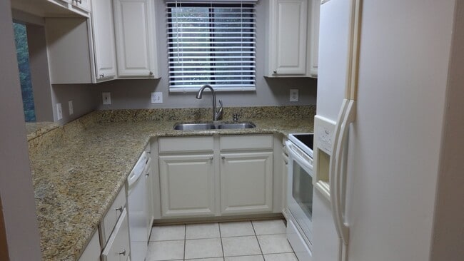 Foto del edificio - Beautiful 2 Bed/2 Bath Condo - Hardwood Floors - Granite Counters - Gas Fireplace - Community Pool