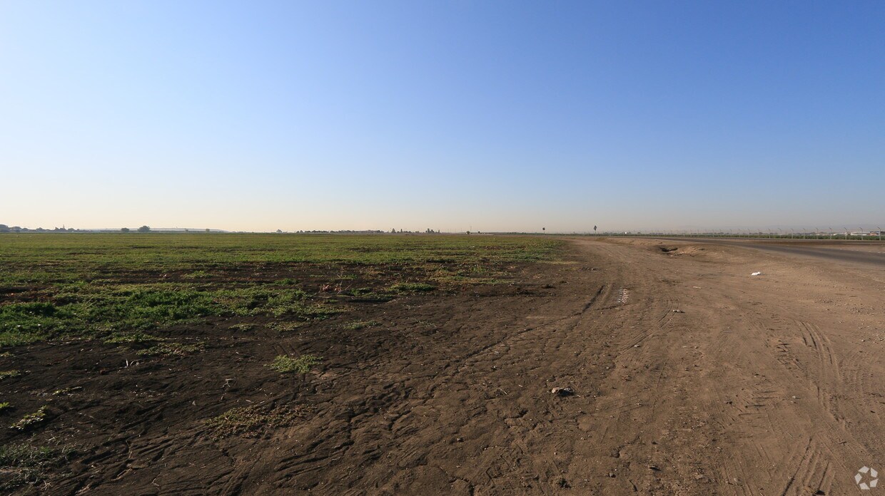 Primary Photo - 5300 Hwy. 99