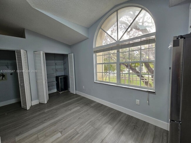 Foto del edificio - 10823 NW 3rd Ct