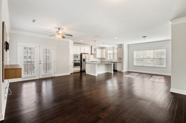 Foto del edificio - WOW! LOCATION!! Spacious light filled comfortable 3bedroom home