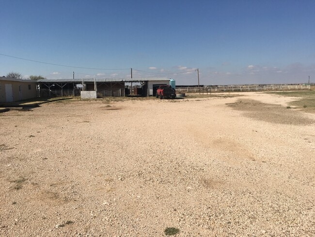 Foto del edificio - Livestock Auction converted to home 5 mile...