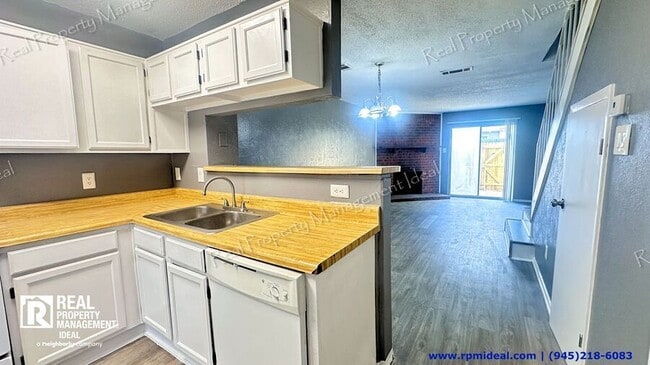 Foto del edificio - 10500 Lake June Rd