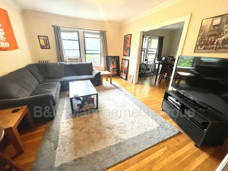 Foto principal - 918 W Oakdale Ave