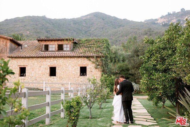 Foto del edificio - 3340 Foothill Rd