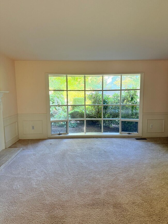 Building Photo - Elegant Bellevue Home for rent