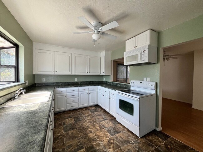 Building Photo - Spacious 2 bedroom/2 bathroom unit on Thir...