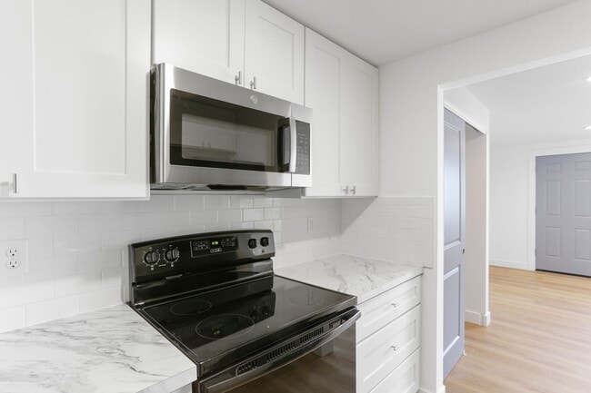 Building Photo - Freshly Remodeled Studio!