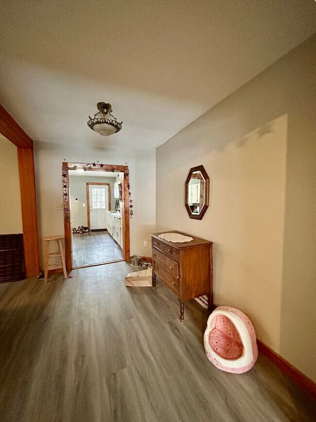 Foto del edificio - AVAILABLE JUNE- Gorgeous 4 Bed, 1 Bathroom Hillside Home!